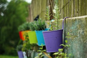 Décorer son jardin avec des pots colorés